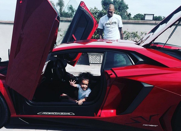 Chris Brown vua “dap thung” Lamborghini Aventador SV